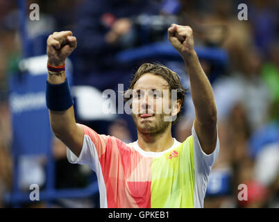 New York, USA. 4. September 2016. Lucas Pouille Frankreichs feiert seinen Sieg über Rafael Nadal aus Spanien in eine Herren Einzel vierten Vorrundenspiel am 2016 US Open in New York, Vereinigte Staaten, 4. September 2016. Pouille gewann 3-2. Bildnachweis: Qin Lang/Xinhua/Alamy Live-Nachrichten Stockfoto