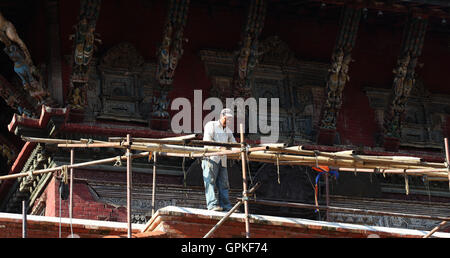 Kathmandu, Nepal. 4. September 2016. Ein Arbeitnehmer arbeitet an einem Wiederaufbau Standort eines beschädigten Tempels, die während des verheerenden Erdbebens von April 2015 beschädigt wurde am Hanumandhoka Durbar Square in Kathmandu, Hauptstadt von Nepal, 4. September 2016. © Sunil Sharma/Xinhua/Alamy Live-Nachrichten Stockfoto