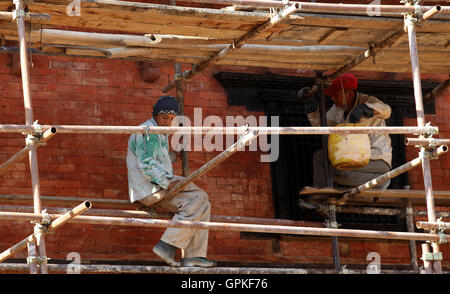 Kathmandu, Nepal. 4. September 2016. Mitarbeiter arbeiten an einem Standort Rekonstruktion eines beschädigten Tempels, die während des verheerenden Erdbebens von April 2015 beschädigt wurde im Hanumandhoka Durbar Square in Kathmandu, Hauptstadt von Nepal, 4. September 2016. © Sunil Sharma/Xinhua/Alamy Live-Nachrichten Stockfoto