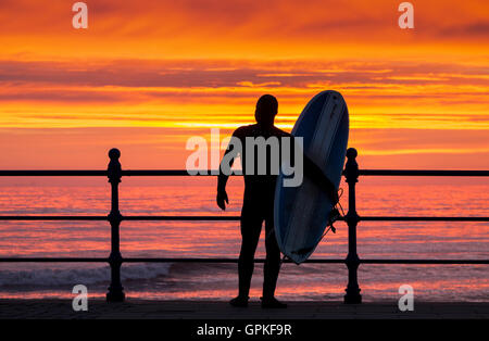 Surfer bei Sonnenaufgang bei Seaton Carew, Nordostengland, Großbritannien, Stockfoto