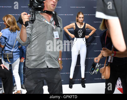 Berlin, Deutschland. 02. Sep, 2016. Top-Modell stellt Gigi Hadid bei der Bread &amp; Butter-Mode-Event in der Arena in Treptow in Berlin, Deutschland, 2. September 2016. Sie präsentiert die Sammlung "Tommy X Gigi" zum ersten Mal - die gemeinsame Kollektion von Tommy Hilfiger und Gigi Hadid. Die Mode-Event vom Onlinehändler Zalando findet zwischen 2 und 4. September 2016 statt. Foto: JENS KALAENE/Dpa/Alamy Live News Stockfoto