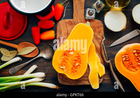 Kürbis, Zwiebeln und Paprika vorbereiten für das Kochen Stockfoto