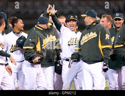 6. April 2010; Oakland, Kalifornien, USA; Oakland Athletics Second Baseman Mark Ellis (Mitte) ist von Teamkollegen gratulierte, nach der Kollision mit des Spiels zu gewinnen RBI gegen die Seattle Mariners während des zehnten Innings im Oakland-Alameda County Coliseum. Oakland allsiegenden Stockfoto