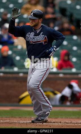 April 2010; San Francisco, CA, USA; der Atlanta Braves-Einsteiger Brian McCann (16) hatte im ersten Inning im AT&T Park einen Zweilauf gegen die San Francisco Giants geschlagen. San Francisco besiegte Atlanta mit 6:3. Stockfoto