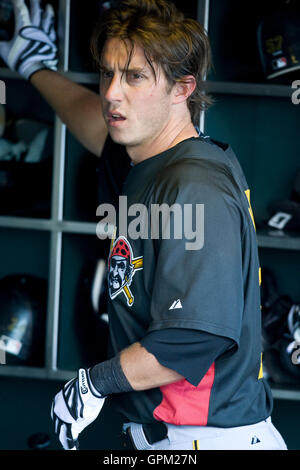 12. April 2010; San Francisco, CA, USA;  Pittsburgh Pirates Recht Fielder John Raynor (58) vor dem Spiel gegen die San Francisco Giants im AT&T Park. San Francisco besiegten Pittsburgh 9-3. Stockfoto
