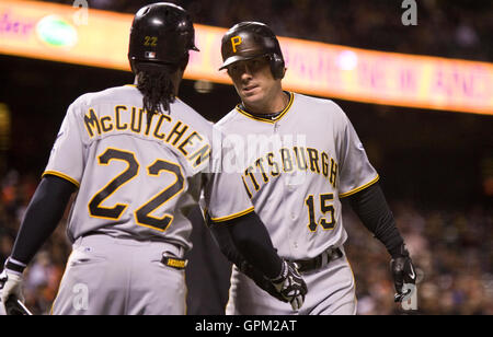 April 2010; San Francisco, CA, USA; der dritte Baseman Andy LaRoche von Pittsburgh Pirates (15) wird von Center Fielder Andrew McCutchen (22) gratuliert, nachdem er im siebten Inning im AT&T Park einen Lauf gegen die San Francisco Giants erzielt hatte. San Francisco Stockfoto