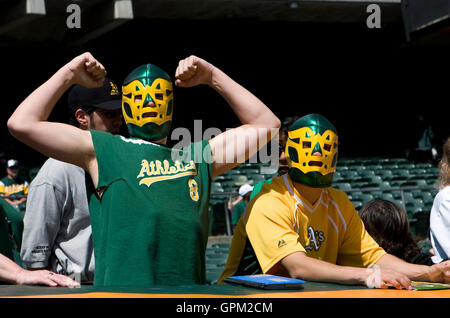 April 2010; Oakland, CA, USA; Oakland Athletics Fans vor dem Spiel gegen die Baltimore Orioles im Oakland-Alameda County Coliseum. Baltimore besiegte Oakland mit 8:3. Stockfoto