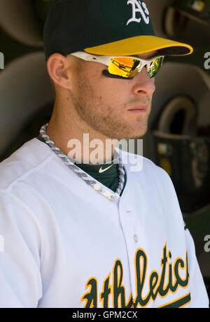 18. April 2010; Oakland, Kalifornien, USA;  Oakland Athletics erster Basisspieler Daric Barton (10) vor dem Spiel gegen die Baltimore Orioles in Oakland-Alameda County Coliseum. Baltimore besiegten Oakland 8-3. Stockfoto