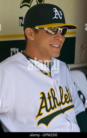 18. April 2010; Oakland, Kalifornien, USA;  Oakland Athletics Recht Fielder Ryan Sweeney (21) vor dem Spiel gegen die Baltimore Orioles in Oakland-Alameda County Coliseum. Baltimore besiegten Oakland 8-3. Stockfoto