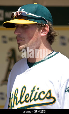 18. April 2010; Oakland, Kalifornien, USA;  Oakland Athletics Recht Fielder Travis Buck (6) vor dem Spiel gegen die Baltimore Orioles in Oakland-Alameda County Coliseum. Baltimore besiegten Oakland 8-3. Stockfoto