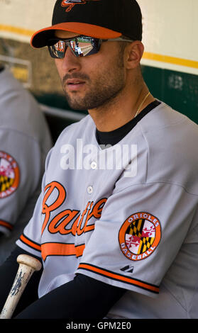 April 18, 2010; Oakland, Ca, USA; Baltimore Orioles rechter Feldspieler nick Markakis (21) vor dem Spiel gegen die Oakland Athletics an Oakland-Alameda County Coliseum. Baltimore Oakland 8-3 besiegt. Stockfoto