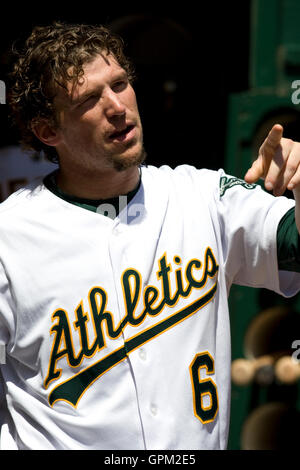 18. April 2010; Oakland, Kalifornien, USA;  Oakland Athletics Recht Fielder Travis Buck (6) vor dem Spiel gegen die Baltimore Orioles in Oakland-Alameda County Coliseum. Baltimore besiegten Oakland 8-3. Stockfoto