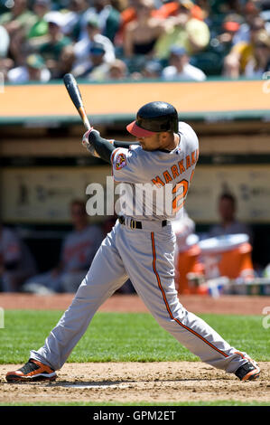 18. April 2010; Oakland, Kalifornien, USA;  Baltimore Orioles Recht Fielder Nick Markakis (21) an bat gegen die Oakland Athletics während der dritten Inning im Oakland-Alameda County Coliseum. Baltimore besiegten Oakland 8-3. Stockfoto
