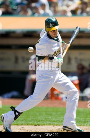 April 18, 2010; Oakland, Ca, USA; Oakland Athletics erste Basisspieler Daric Barton (10) Hit wird von einer Tonhöhe von Baltimore Orioles Krug Brian matusz (nicht abgebildet) im vierten Inning in Oakland-Alameda County Coliseum. Baltimore besiegt oakl Stockfoto