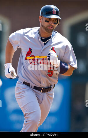 25. April 2010; San Francisco, CA, USA;  St. Louis Cardinals erster Basisspieler Albert Pujols (5) nach der Kollision mit einer ein Haus laufen aus der San Francisco Giants starten Krug Matt Cain (nicht abgebildet) während des ersten Innings im AT&T Park. St. Louis besiegte Sa Stockfoto