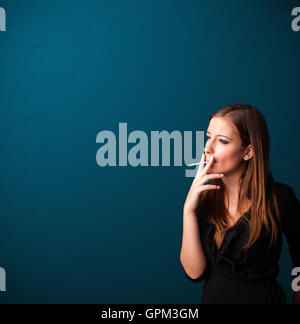 Schöne Frau, die raucht Zigarette Vith Textfreiraum Stockfoto