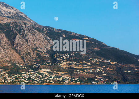 Full Moon rising über dem Berg Taygetos über Kato Verga in der Nähe von Kalamata, Griechenland Stockfoto