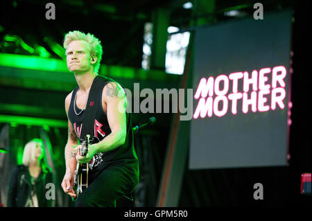 Ryan Guldemond der kanadischen Indie-Rock-Band Mutter Mutter in Konzert im Whistler Olympic Plaza.  Whistler, BC, Kanada Stockfoto