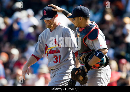 April 25, 2010, San Francisco, Ca, USA; st. louis cardinals Catcher yadier Molina (rechts) feiert mit Entlastung Krug Ryan Franklin (31) am Ende des Spiels gegen die San Francisco Giants bei AT&T Park. st. louis besiegt San Francisco 2-0. Stockfoto