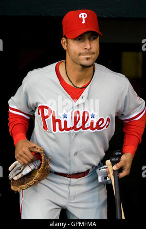 27. April 2010; San Francisco, CA, USA;  Philadelphia Phillies Shortstop Juan Castro (7) vor dem Spiel gegen die San Francisco Giants im AT&T Park. San Francisco besiegte Philadelphia 6-2. Stockfoto