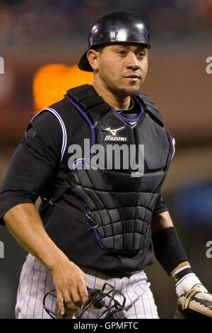 30. April 2010; San Francisco, CA, USA;  Colorado Rockies Catcher Miguel Olivo (21) während der vierten Inning gegen die San Francisco Giants im AT&T Park.  San Francisco besiegte Colorado 5-2. Stockfoto