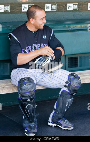 Colorado Rockies catcher Miguel Olivo Gesten während der Einnahme einen ...