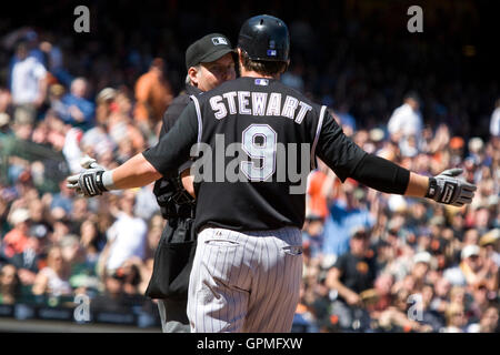 1. Mai 2010; San Francisco, CA, USA;  Colorado Rockies dritte Baseman Ian Stewart (9) wird aus dem Spiel ausgeworfen, nach einem Streit mit Home-Plate Umpire Tim Timmons während der siebten Innings gegen die San Francisco Giants im AT&T Park.  San Francisco besiegt Stockfoto