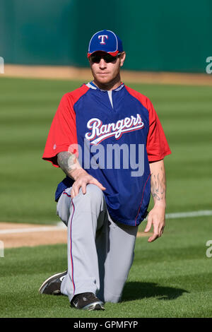 4. Mai 2010; Oakland, Kalifornien, USA;  Texas Rangers linker Feldspieler Josh Hamilton (32) vor dem Spiel gegen die Oakland Athletics im Oakland-Alameda County Coliseum. Oakland besiegte Texas 7-6. Stockfoto