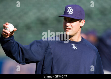 7. Mai 2010; Oakland, Kalifornien, USA;  Tampa Bay Rays Designated Hitter Pat Burrell (5) vor dem Spiel gegen die Oakland Athletics im Oakland-Alameda County Coliseum. Tampa Bay besiegten Oakland 4-1. Stockfoto