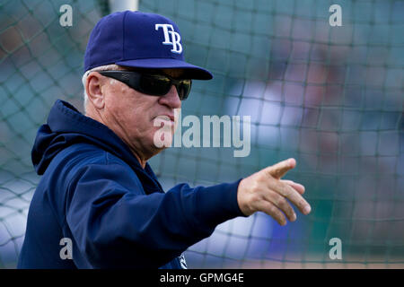 7. Mai 2010; Oakland, Kalifornien, USA;  Tampa Bay Rays Manager Joe Maddon (70) vor dem Spiel gegen die Oakland Athletics im Oakland-Alameda County Coliseum. Tampa Bay besiegten Oakland 4-1. Stockfoto