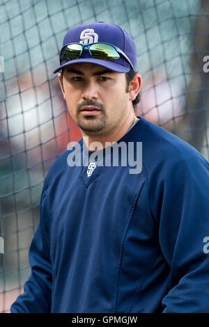 Mai 12, 2010; San Francisco, Ca, USA; San Diego Padres erste Basisspieler Adrian Gonzalez (23) vor dem Spiel gegen die San Francisco Giants bei AT&T Park. san diego san francisco besiegt 5-2. Stockfoto