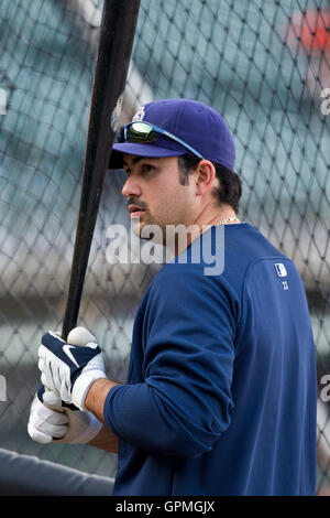 12. Mai 2010; San Francisco, CA, USA;  San Diego Padres erster Basisspieler Adrian Gonzalez (23) vor dem Spiel gegen die San Francisco Giants im AT&T Park.  San Diego besiegte San Francisco 5-2. Stockfoto