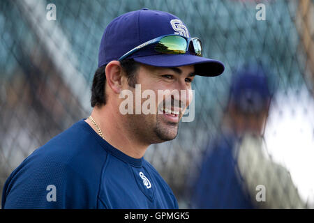12. Mai 2010; San Francisco, CA, USA;  San Diego Padres erster Basisspieler Adrian Gonzalez (23) vor dem Spiel gegen die San Francisco Giants im AT&T Park.  San Diego besiegte San Francisco 5-2. Stockfoto