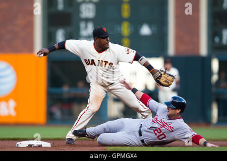 26. Mai 2010; San Francisco, CA, USA;  San Francisco Giants Shortstop tags Juan Uribe (5), Washington Nationals zweiter Basisspieler Adam Kennedy (20) an einem gebrochenen Doppelspiel am zweiten Base im ersten Inning im AT&T Park. Stockfoto