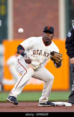 Mai 26, 2010; San Francisco, Ca, USA; San Francisco Giants shortstop Juan Uribe (5) Felder eine Kugel an der zweiten Unterseite im ersten Inning gegen die Washington Nationals bei AT&T Park. Stockfoto