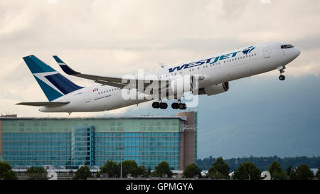 WestJet Airlines Boeing 767-300 C-FOGJ nehmen Sie ausziehen in der Luft abgehenden internationalen Flughafen Vancouver Kanada Stockfoto