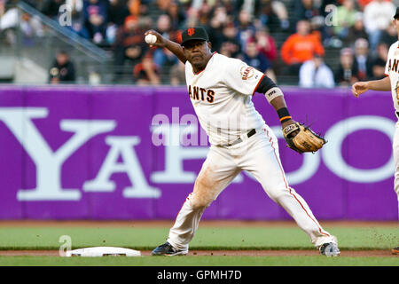 1. Juni 2010; San Francisco, CA, USA;  San Francisco Giants Shortstop Juan Uribe (5) wirft zum ersten Base gegen die Colorado Rockies im ersten Inning im AT&T Park. Stockfoto