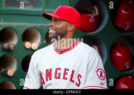 9. Juni 2010; Oakland, Kalifornien, USA;  Los Angeles Angels center Fielder Torii Hunter (48) vor dem Spiel gegen die Oakland Athletics im Oakland-Alameda County Coliseum. Los Angeles besiegte Oakland 7-1. Stockfoto