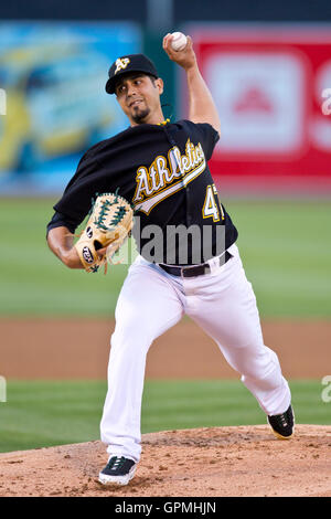 Juni 21, 2010; Oakland, Ca, USA; Oakland Athletics Entlastung Krug gio Gonzalez (47) Plätze gegen die Cincinnati Reds im ersten Inning in Oakland-Alameda County Coliseum. Cincinnati Oakland 6-4 in 10 Innings geschlagen. Stockfoto