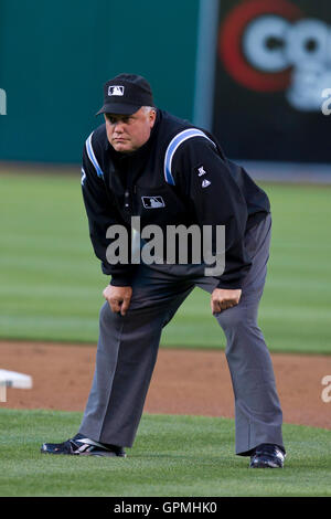 21. Juni 2010; Oakland, Kalifornien, USA;  Zweites Standbein Schiedsrichter Brian O'Nora (7) während der ersten Inning des Spiels zwischen den Cincinnati Reds und die Oakland Athletics im Oakland-Alameda County Coliseum.  Cincinnati besiegte Oakland 6-4 in 10 Innings. Stockfoto