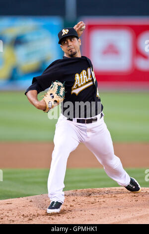 21. Juni 2010; Oakland, Kalifornien, USA;  Oakland Athletics Entlastung Krug Gio Gonzalez (47) Stellplätze gegen die Cincinnati Reds im ersten Inning bei Oakland-Alameda County Coliseum.  Cincinnati besiegte Oakland 6-4 in 10 Innings. Stockfoto