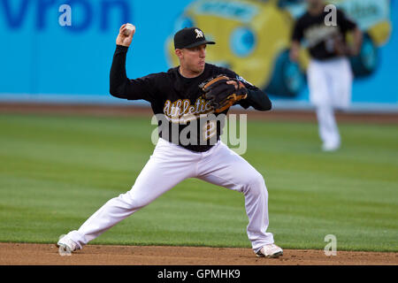 21. Juni 2010; Oakland, Kalifornien, USA;  Oakland Athletics Shortstop Cliff Pennington (2) wirft zum ersten Base gegen die Cincinnati Reds während der zweiten Inning im Oakland-Alameda County Coliseum.  Cincinnati besiegte Oakland 6-4 in 10 Innings. Stockfoto