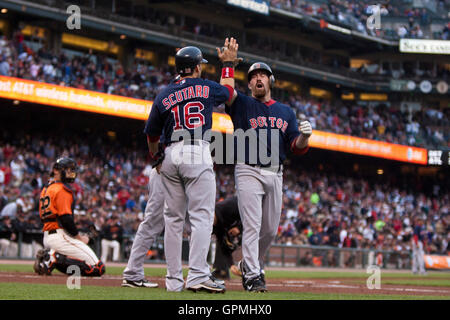 Juni 25, 2010, San Francisco, Ca, USA; Boston Red Sox first baseman Kevin Youkilis (20) gratuliert von shortstop Marco Scutaro (16), nachdem er einen 3 run Home Run gegen die San Francisco Giants im ersten Inning bei AT&T Park. Stockfoto