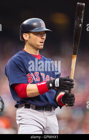 25. Juni 2010; San Francisco, CA, USA;  Boston Red Sox Shortstop Marco Scutaro (16) at bat gegen die San Francisco Giants im ersten Inning im AT&T Park.  San Francisco besiegt Boston 5-4. Stockfoto