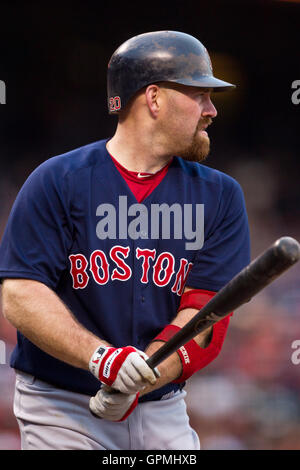 Juni 2010; San Francisco, CA, USA; Boston Red Sox erster Baseman Kevin Youkilis (20) beim Schläger gegen die San Francisco Giants während des ersten Inning im AT&T Park. San Francisco besiegte Boston mit 5:4. Stockfoto