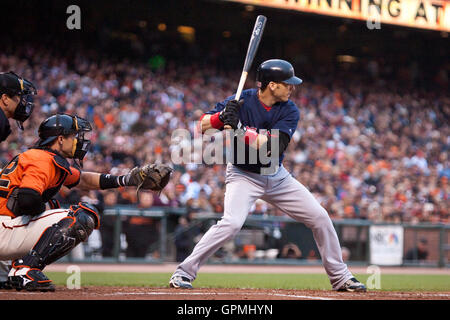 Juni 2010; San Francisco, CA, USA; Boston Red Sox Shortstop Marco Scutaro (16) beim Schläger gegen die San Francisco Giants während des zweiten Inning im AT&T Park. San Francisco besiegte Boston mit 5:4. Stockfoto