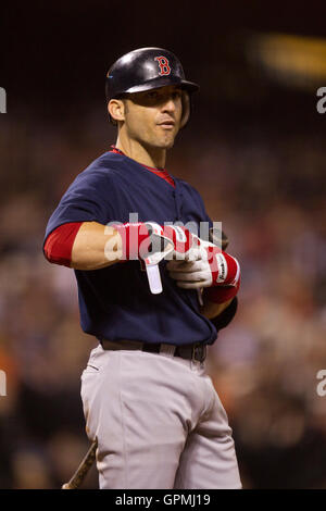 25. Juni 2010; San Francisco, CA, USA;  Boston Red Sox Shortstop Marco Scutaro (16) at bat gegen die San Francisco Giants während der achten Inning im AT&T Park.  San Francisco besiegt Boston 5-4. Stockfoto