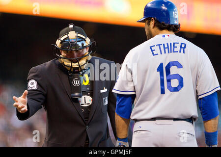 29. Juni 2010; San Francisco, CA, USA;  Los Angeles Dodgers Recht Fielder Andre Ethier (16) argumentiert einen sogenannten dritten Schlag mit Home-Plate Umpire Ed Rapuano (19) während der dritten Inning gegen die San Francisco Giants im AT&T Park. Stockfoto