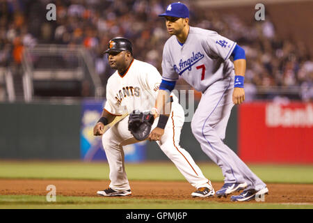 29. Juni 2010; San Francisco, CA, USA;  Los Angeles Dodgers erster Basisspieler James Loney (7) hält San Francisco Giants dritte Baseman Pablo Sandoval (48) auf dem ersten Base während der sechsten Inning im AT&T Park. Stockfoto