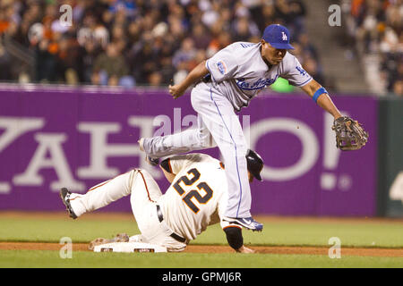 29. Juni 2010; San Francisco, CA, USA;  Los Angeles Dodgers Shortstop Rafael Furcal (15) rundet ein Doppelspiel über San Francisco Giants Catcher Eli Whiteside (22) während der siebten Inning im AT&T Park. Stockfoto